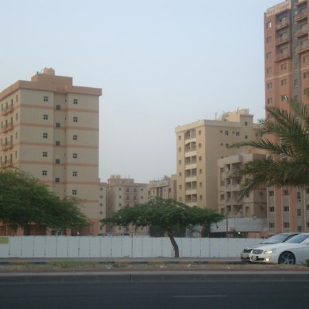 Red Tower Furnished Apartments Mahboula Exteriör bild